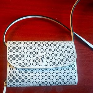 Simply Vera White Geometric Crossbody Bag🤩